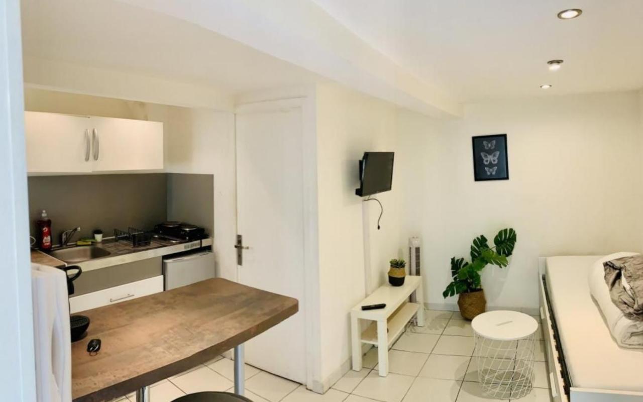 Charming Studio For 2 People In By Weekome Apartment *